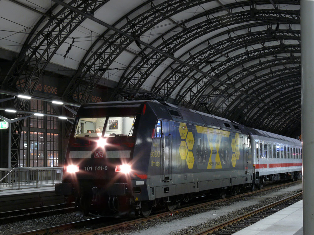 Die drber gespritzte dunkle Farbe ist stellenweise abgeplatzt und das linke Scheinwerferglas zerschlagen. So bringt die 101 141 den EC 171 nach Berlin; Dresden, 12.12.2010
