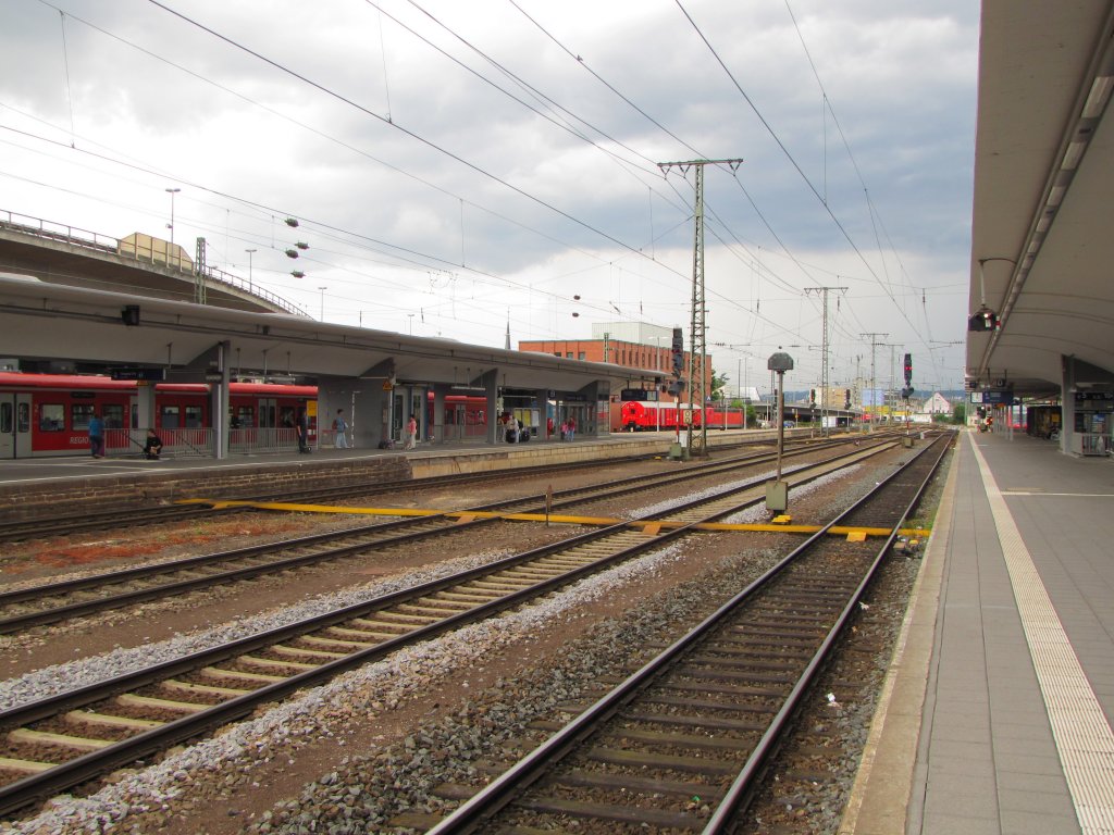 Die Durchfahrtsgleise zwischen den Bahnsteigen 8 und 5 in Koblenz Hbf; 10.07.2012