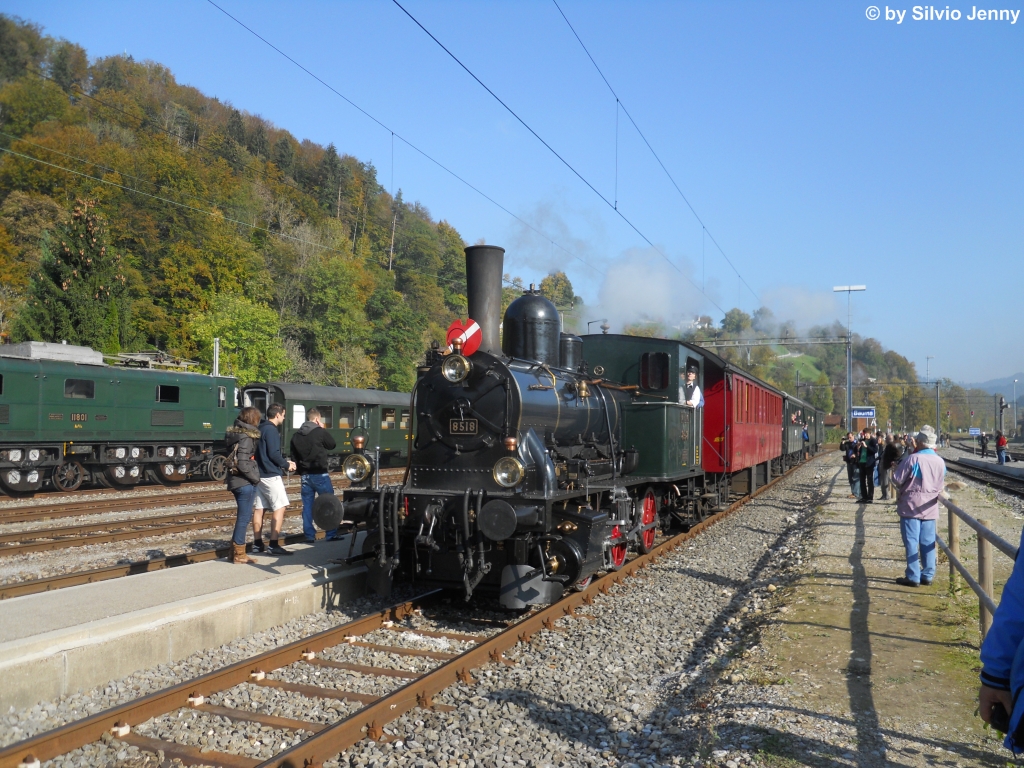 Die DVZO eigene E 3/3 8518 ''Bretswil'' erreicht am 16.10.2011 Bauma als Planzug aus Hinwil.