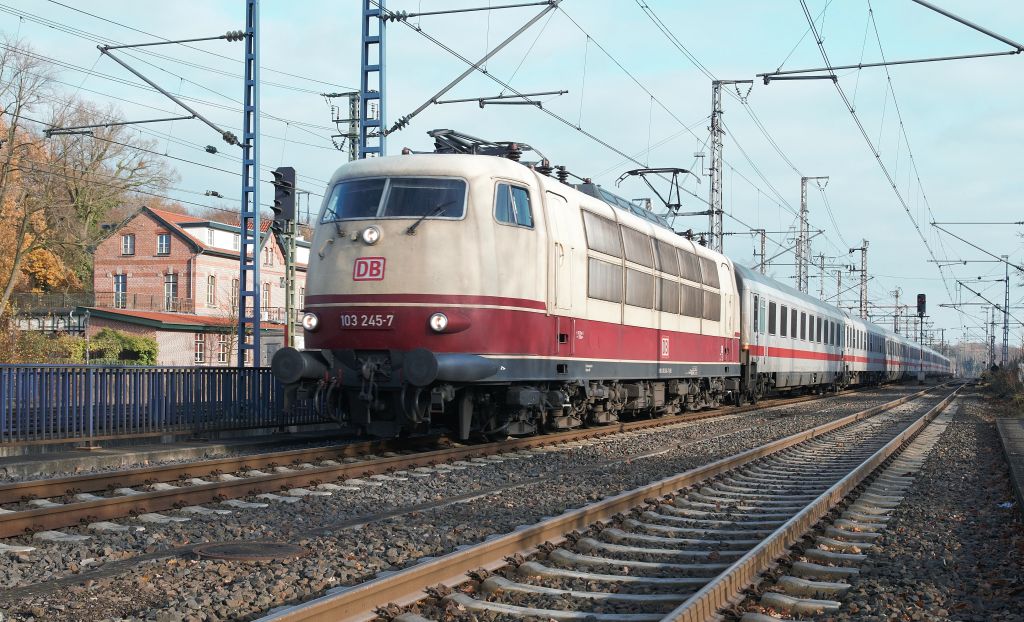 Die E 103 245-7 von DB Fernverkehr AG (Standort Mnchen) mit IC 148 (Berlin Ostbf - Schiphol Airport), hier bei Einfahrt von Bad Bentheim am 29 nov 2011.