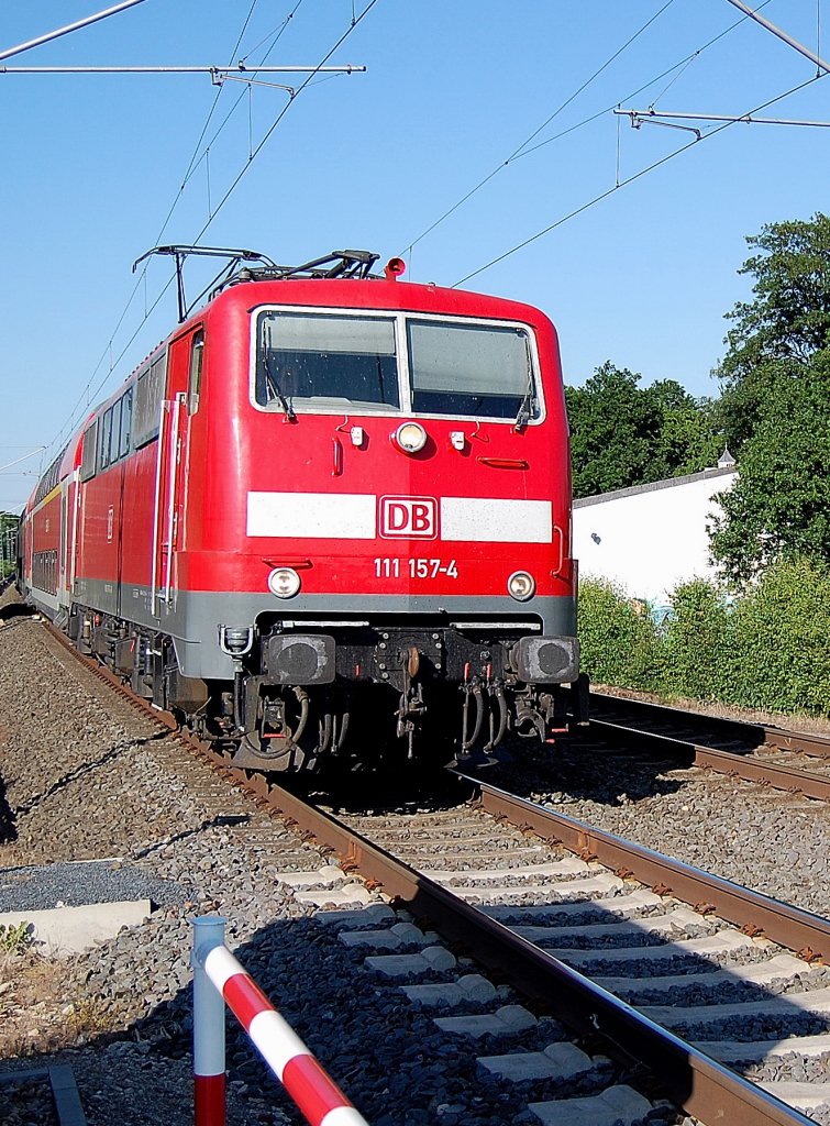 Die E 111 157-4 zieht am Donnerstag den 3.6.2010 eine Doppelstockeinheit der Linie RE 4 nach Aachen. Hier ist sie kurz vor dem Bahnhof Geilenkirchen.