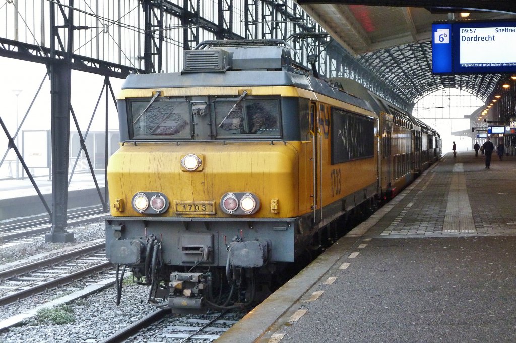 Die E 1703 ist jetzt die �lteste ellok in betrieb bei NS, hier mit Schnellxug (Amsterdam - Dordrecht) am 07.12 2010.