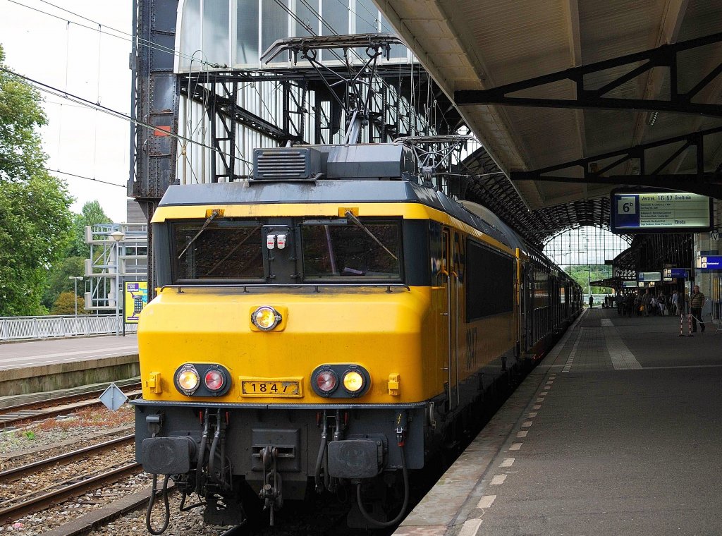 Die E 1847 mit eine die letzte sechsteiliger DDM-1 von (Amsterdam - Breda) bei einfahrt in Haarlem Hbf am 25. 08 2010.
