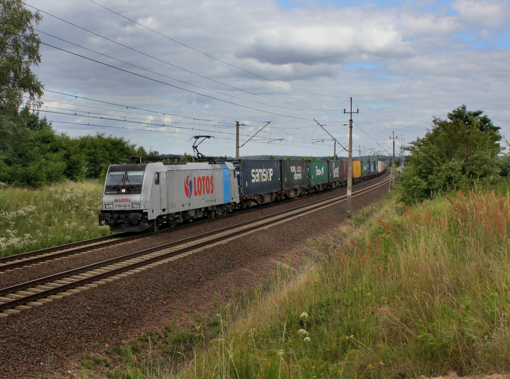 Die E 186 145 mit einem Containerzug am 21.07.2012 unterwegs bei Boczw.