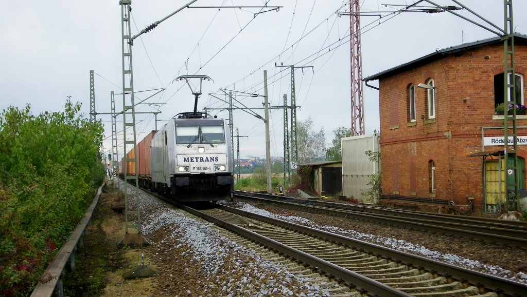 die E 186 181-4 der METRANS kommt am 5.10.12 mit einem Cotainerzug vorbei am Stellwerk Rderau mit Richtung Dresden