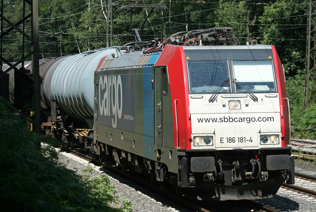 Die E 186 181-4 der Railpool / SBB Cargo zieht einen Gz durch Duisburg Neudorf am 07.06.2010