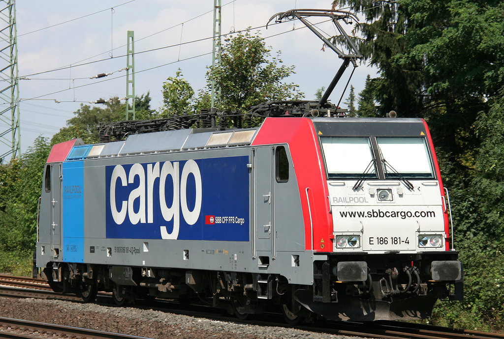Die E 186 181-4 der SBB Cargo fhrt Lz durch Ratingen Lintorf am 17.08.2011