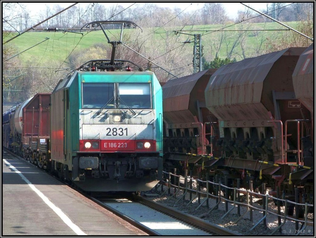 Die E 186 223(Cobra) der SNCB mit einen gemischten G�terzug am Haken bei Eilendorf (Kreis Aachen) im M�rz 2012.
