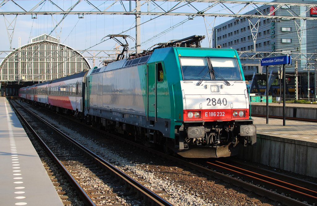 Die E 186 232(B 2840 Cobra) hier mit IC Amsterdam CS - Bruxelles Midi bei Ausfahrt von Amsterdam am 06. 09 2010.