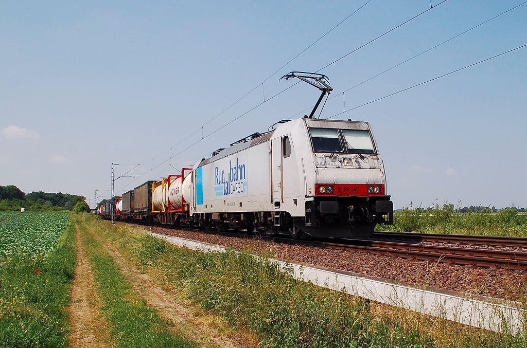 Die E 186 240 der Rurtalbahn CARGO mit einem Containerzug auf der Kbs 465 zwischen J�chen und Gubberath am Mittwoch den 30.5.2012 