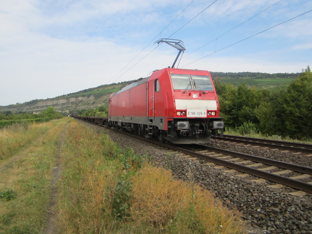 Die E 186 329-9 war am 15.08.12 in Thngersheim unterwegs 