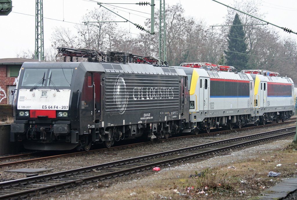 Die E 189-207 der CTL Logistics und die belgischen 1833 & 1834 stehen als Lokzug abgstellt in Mgladbach HBF am 14.03.2010