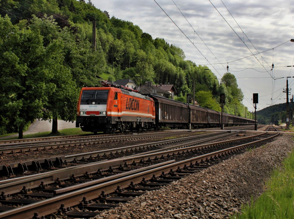 Die E 189 820 mit einem Schiebwandwagenzug am 18.05.2012 bei der Ausfahrt aus Wernstein.