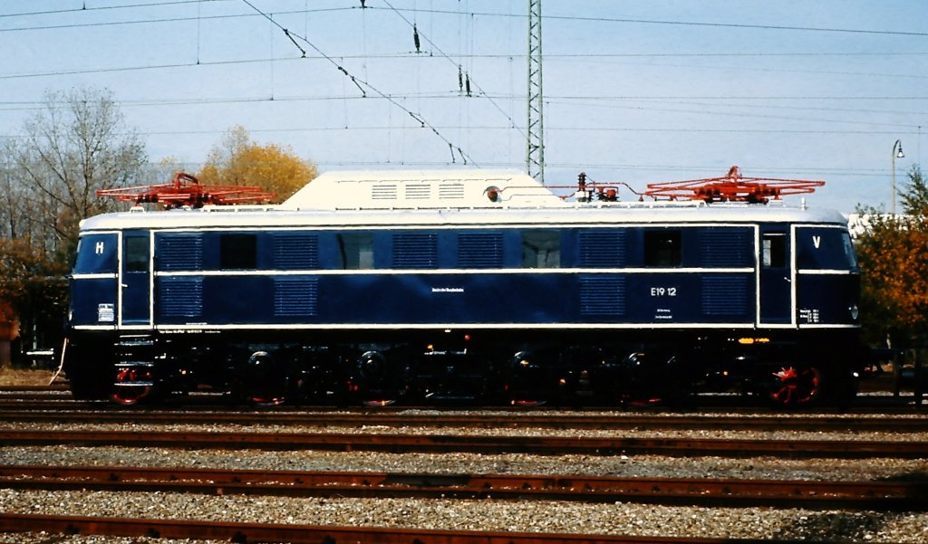 Die E 19 12 war am 24. September 1977 zum 50jhrigen Jubilum des AW Freimann ausgestellt. Zu dieser Zeit trug sie noch das blaue Farbkleid der schnellen Elektolokomotiven der DB.