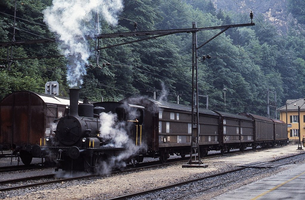 Die E 2/2 9 der von Roll-Werke Choindez hat im Juli 1983 einige Wagen in den gleichnamigen SBB-Bahnhof (Strecke Delemont - Moutier) gebracht