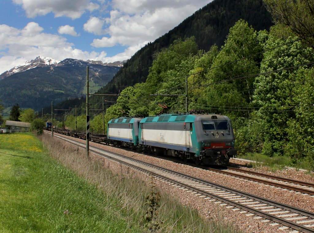 Die E 405 018 und die E 405 030 mit einem KLV-Zug am 14.05.2013 unterwegs bei Campo di Trens.