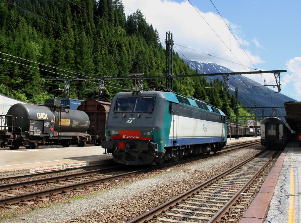 Die E 405 039 bei einer Rangierfahrt am 11.06.2009 im Bahnhof Brenner.