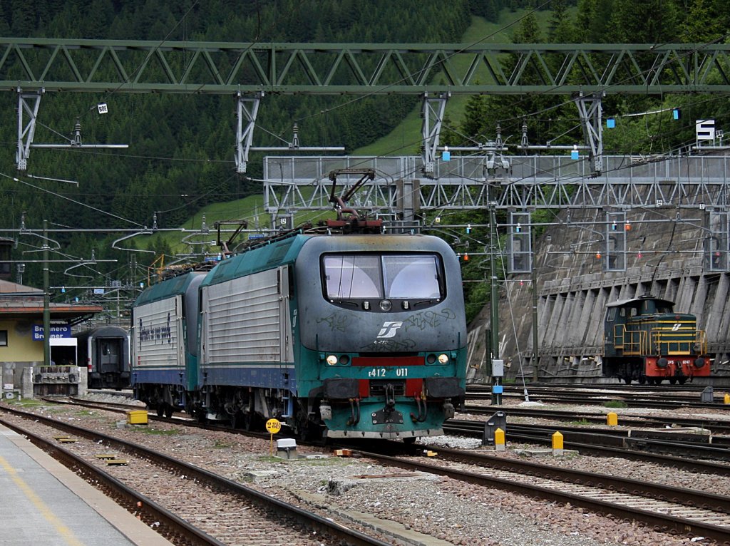 Die E 412 011 und die E 412 013 am 11.06.2009 bei einer Rangierfahrt im Bahnhof Brenner. 