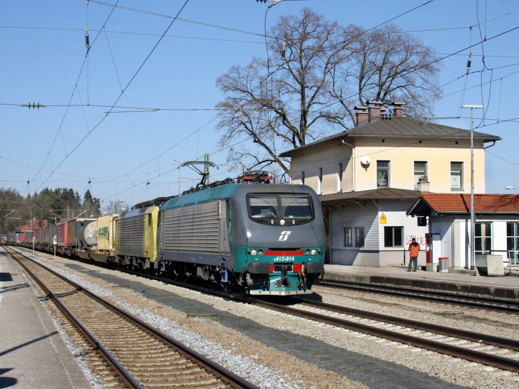 Die E 412 014 am 26.02.2011 mit der ES 64 F4-096 und einem KLV-Zug bei der Durchfahrt in A�ling.
