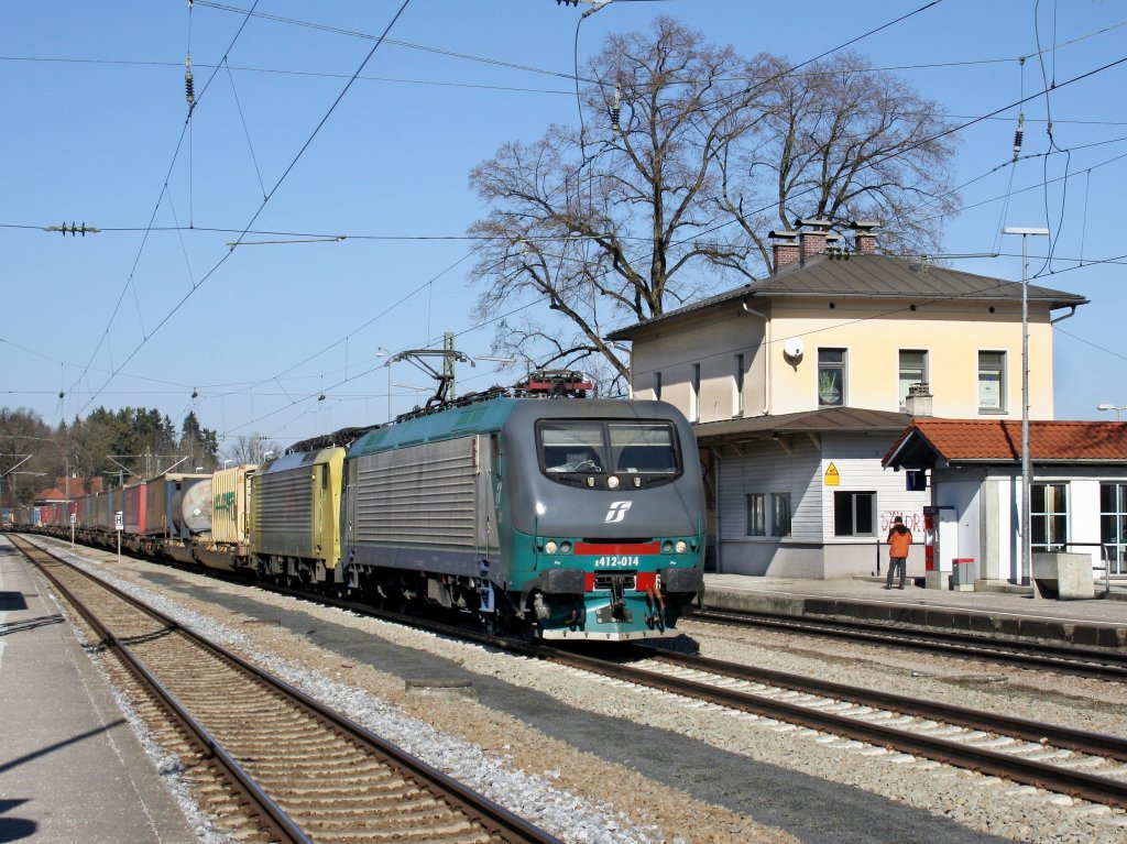Die E 412 014 am 26.02.2011 mit der ES 64 F4-096 und einem KLV-Zug bei der Durchfahrt in Aling.