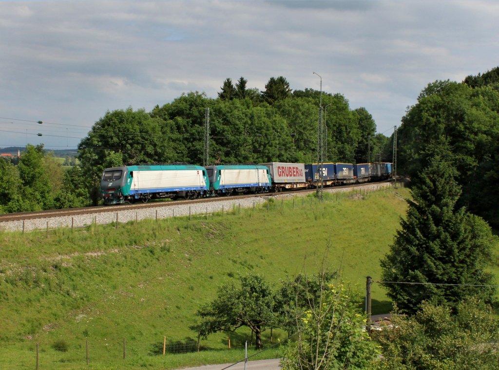 Die E 412 014 und die E 412 016 mit einem KLV-Zug am 23.06.2012 unterwegs bei Aling.