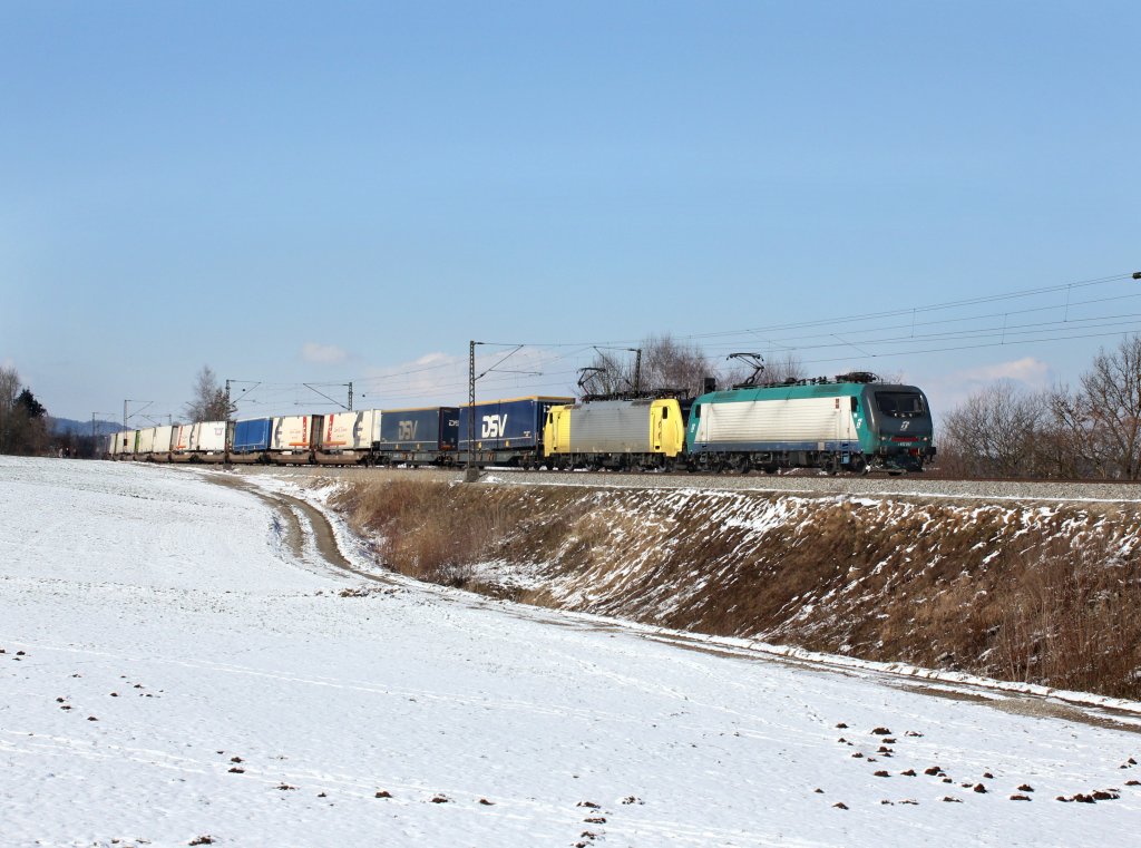 Die E 412 017 und die ES 64 F4-009 mit einem KLV-Zug am 10.02.2013 unterwegs bei Ostermnchen.