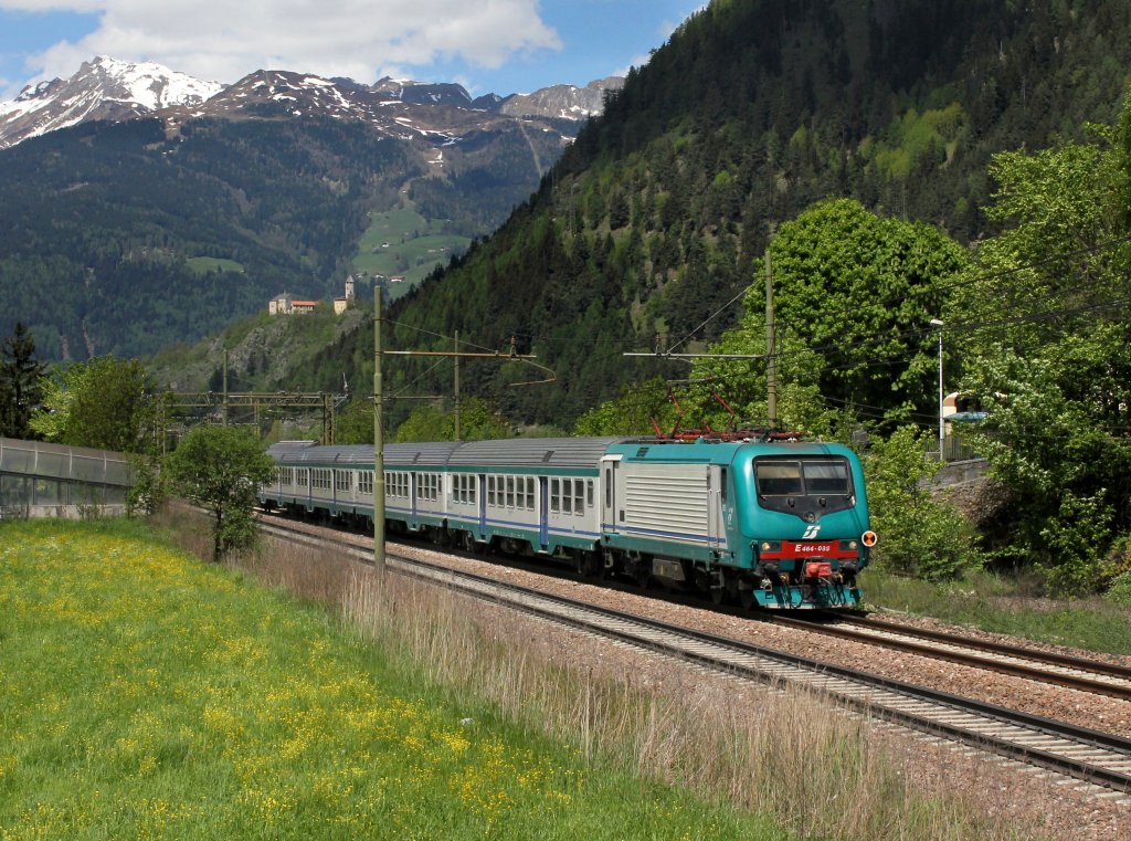 Die E 464 035 mit einem Regionalzug am 14.05.2013 unterwegs bei Campo di Trens.