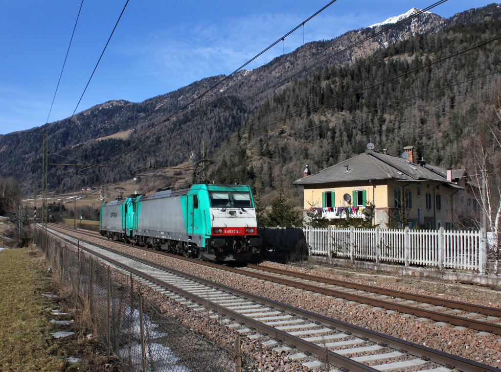 Die E 483 012 und die E 483 014 am 02.03.2013 unterwegs bei Mules.