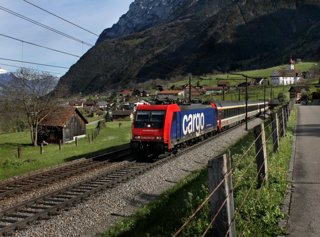 Die E 484 019 mit einem EC am 25.04.2012 unterwegs bei Silenen.