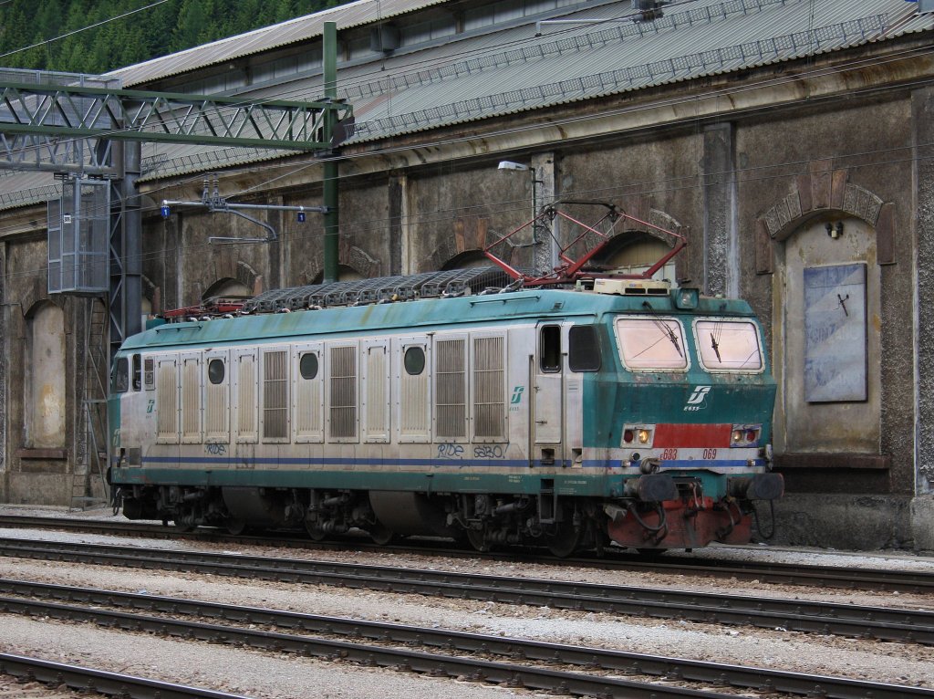 Die E 633 069 am 11.06.2009 bei einer Rangierfahrt im Bahnhof Brenner. 