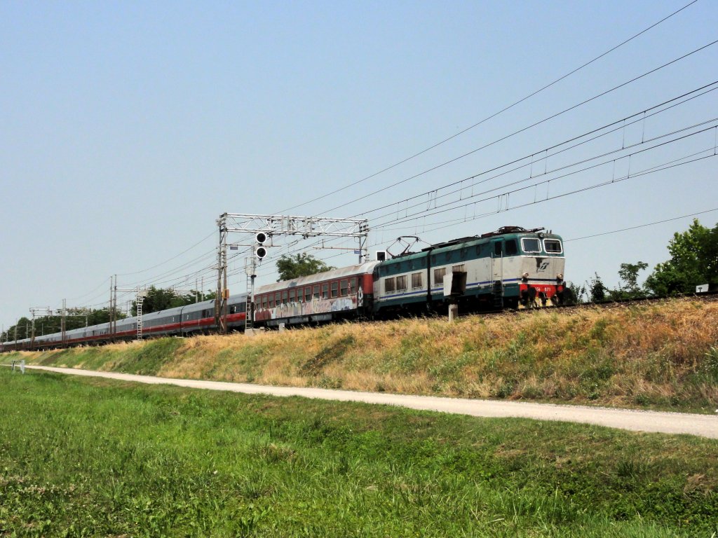 Die E 656 071 hatte am 22.06.2011 eine ETR 500 Wagenkompositionam Haken. Der erste Wagen dient wohl fr die bergangskupplung. Das Bild entstand bei Grisignano di Zocco.