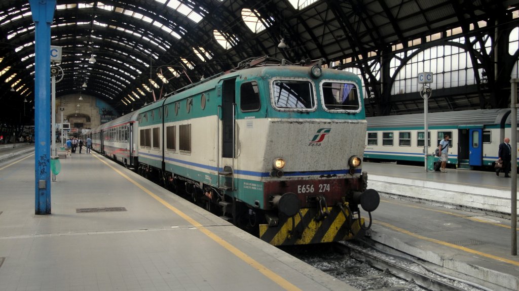 Die E 656 274 wartet am 27.07.11 mit einem 6-teiligen ETR 470-Ersatzzug in Milano auf die Abfahrt nach Chiasso.