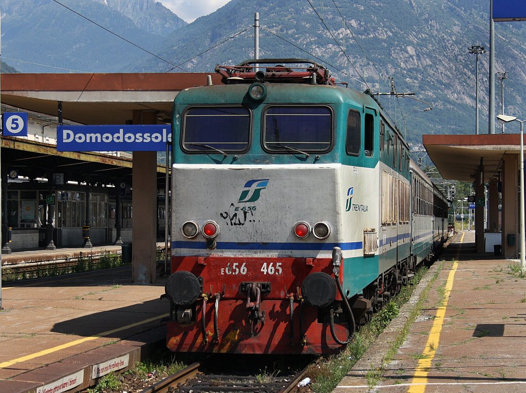Die E 656 465 am 02.07.2009 mit einem Personenzug in Domodossola. 