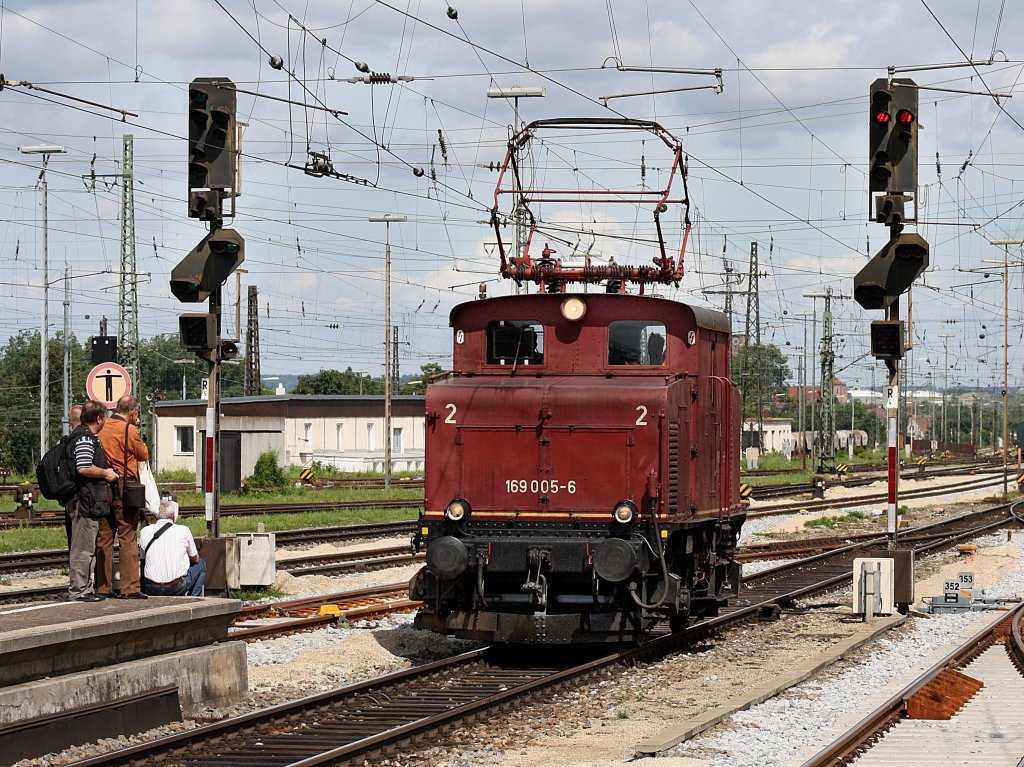 Die E 69 005 am 26.07.2009 bei einer Rangierfahrt im Augsburger Hbf. 