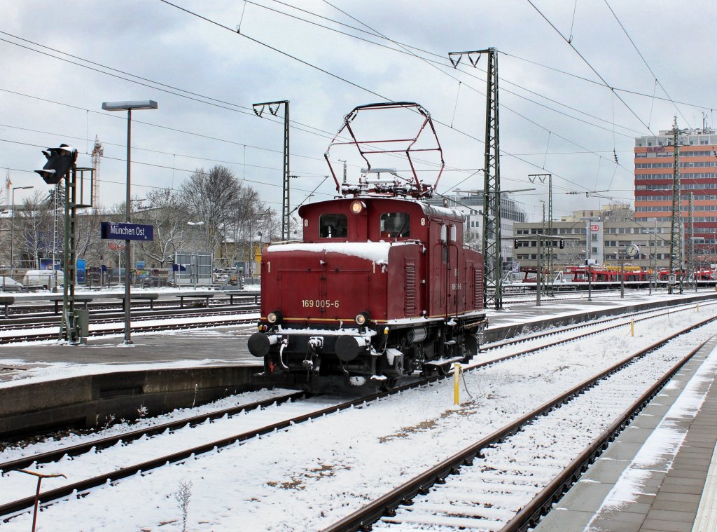 Die E 69 005 bei einer Rangierfahrt am 08.04.2012 in Mnchen Ost.