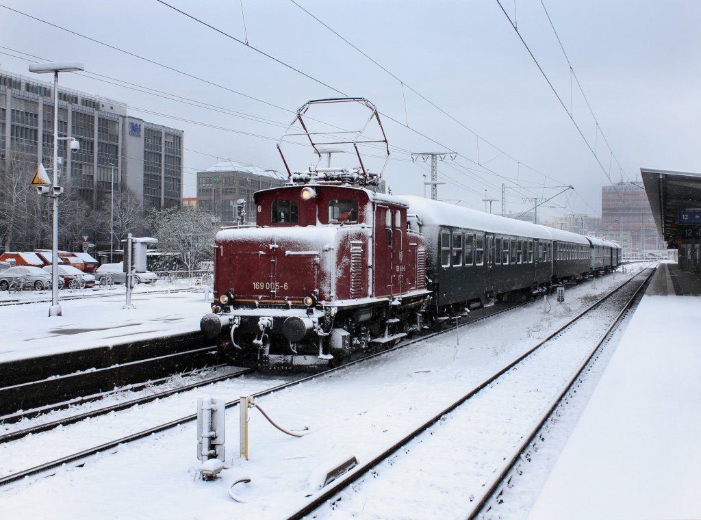 Die E 69 005 mit dem Ostersonderzug am 08.04.2012 in M�nchen Ost.