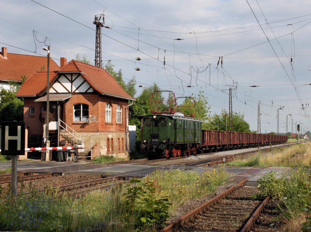 Die E 77 010 am 09.07.2011 mit einem Fotogterzug unterwegs bei Stumsdorf.