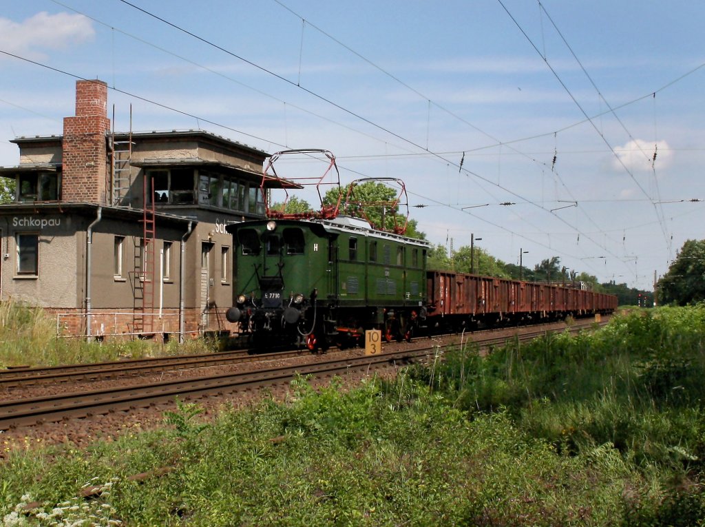 Die E 77 010 am 09.07.2011 mit einem Fotogterzug in Schkopau.