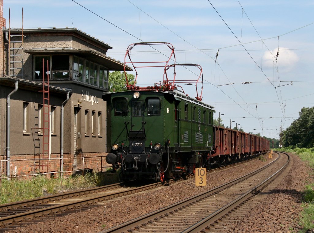Die E 77 010 am 09.07.2011 mit einem Fotogterzug in Schkopau.