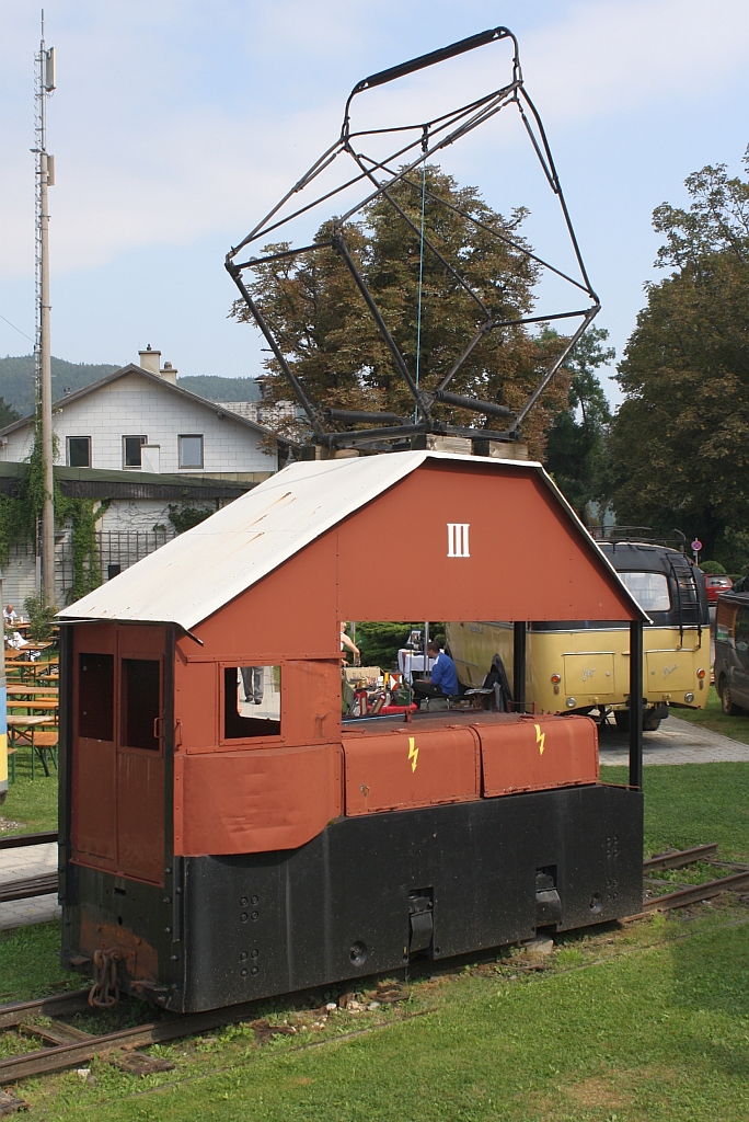 Die E III der ehemaligen Localbahn Payerbach - Hirschwang ist heute beim Bahnhof Payerbach-Reichenau als Denkmal aufgestellt. Bild vom 02.09.2012.