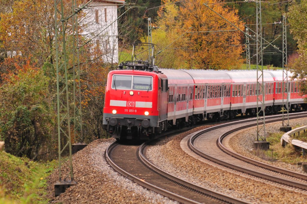 Die E-Lok 111 051-9 der DB mit dem Mnchen-Salzburg Regionalzug kurz vor der Einfahrt in den Bahnhof Bergen am 02.11.12.