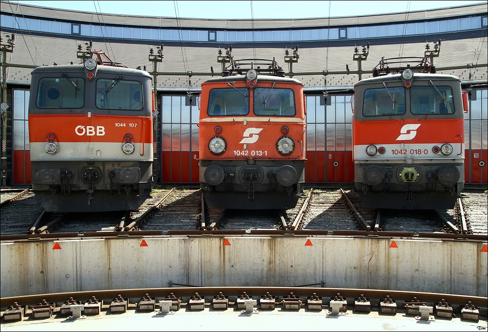 Die E-Loks 1044 107 + 1042 013 + 1042 018 auf der Drehscheibe in Knittelfeld.
29.04.2010