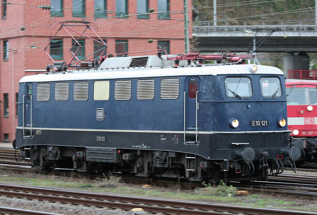 Die E10 121 rangiert am 03.04.2010 durch Koblenz HBF Richtung Museum Koblenz Ltzel nachdem sie den TEE aus Trier nach Koblenz zog, im Hintergrund steht 181 207-2, aufgenommen am 03.04.2010