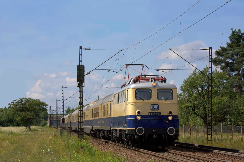 Die E10 1239 mit ihrem Rheingold Sonderzug von Basel Bad Bf nach Rdesheim am 07.07.2012 in Wiesental.