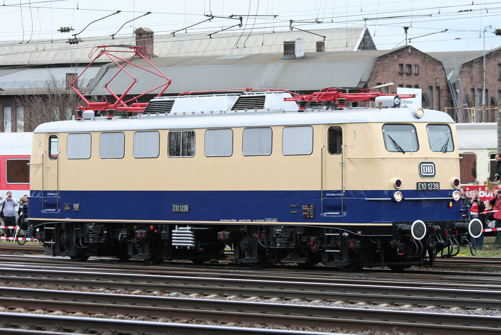 Die E10 1239 prsentiert ihre Klassik whrend der Lokparade anlsslich des 175 Jahre Eisenbahn Jubilums in Koblenz Ltzel am 03.04.2010