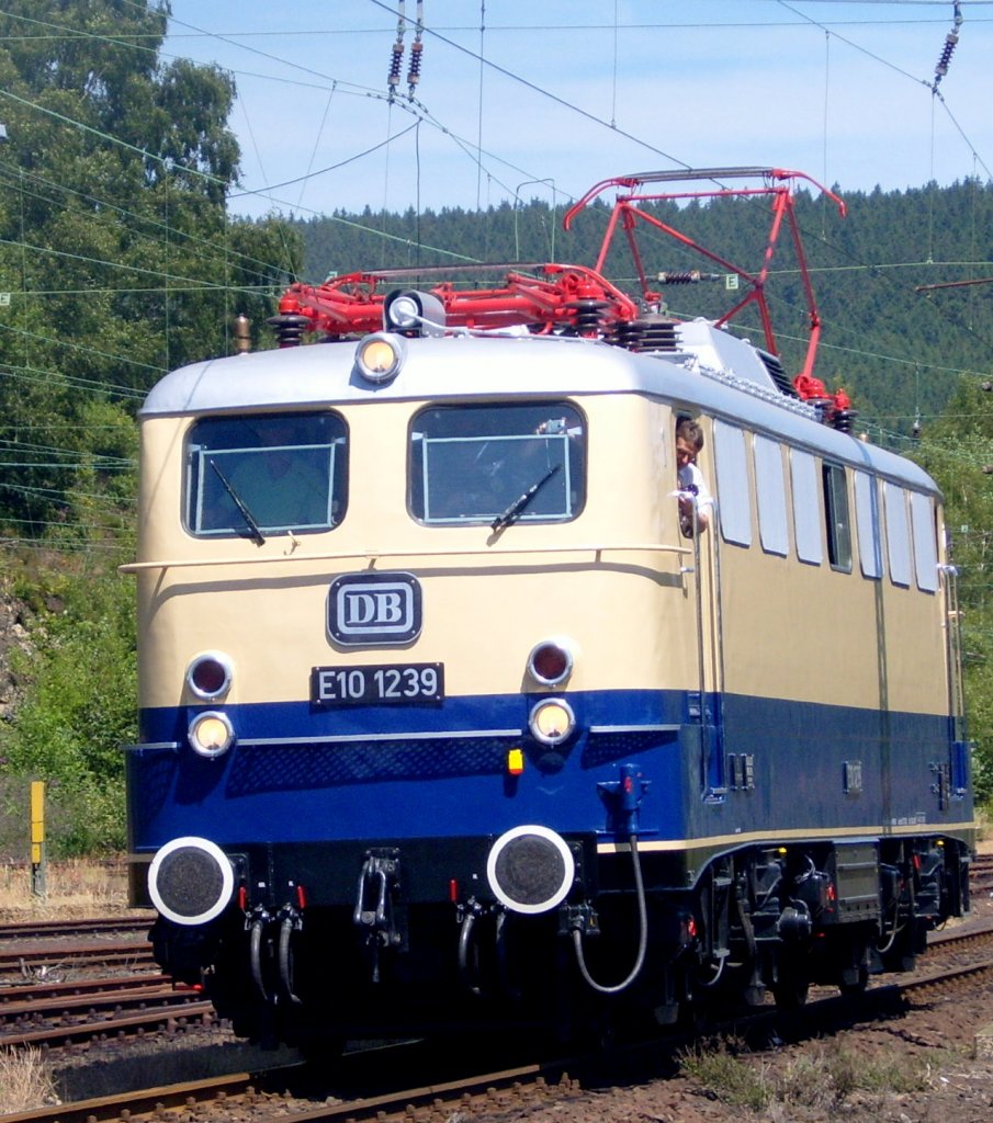 Die E10 1239 rangiert am 05.07.2009 in Altenbeken.