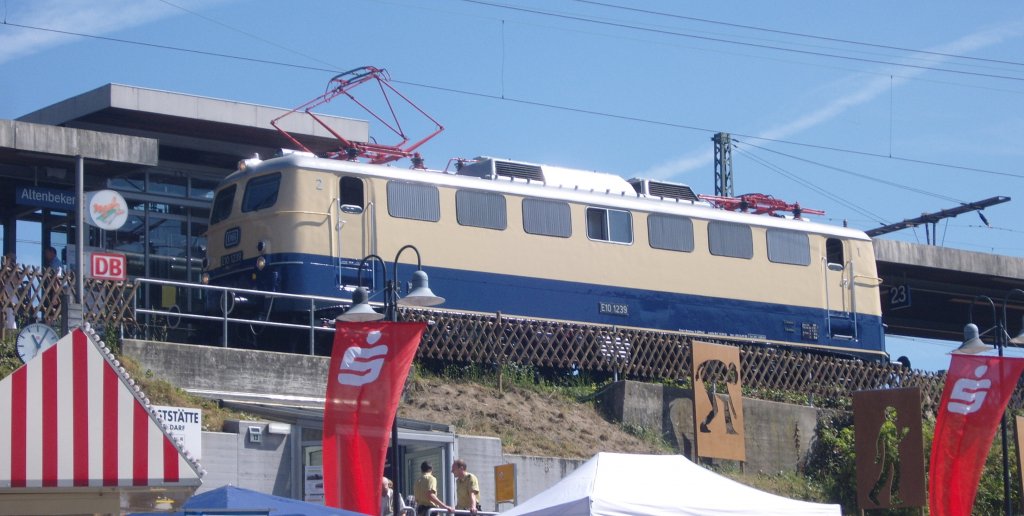 Die E10 1239 stand am 05.07.2009 in Altenbeken am Bahnsteig.