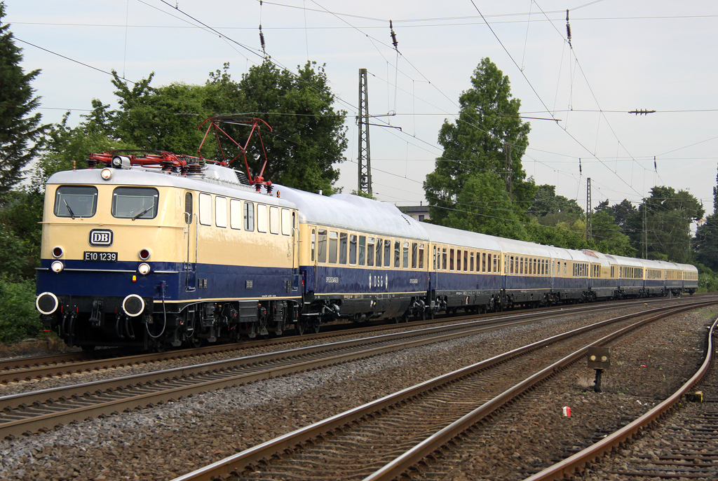 Die E10 1239 zieht den TEE von Dsseldorf nach Basel durch Roisdorf am 27.05.2012