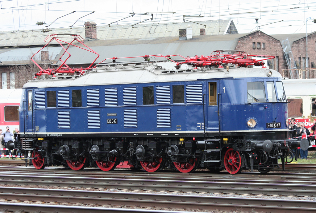 Die E18 047 rollt whrend der Lokparade anlsslich des 175 Jahre Eissenbahn Jubilums durch Koblenz Ltzel am 03.04.2010
