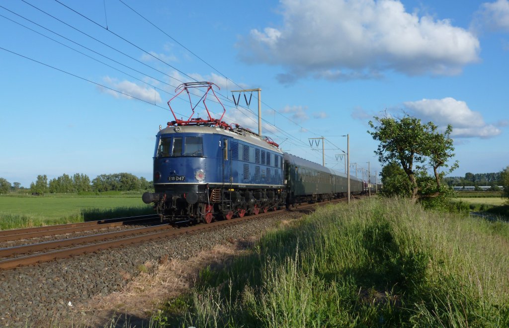 Die E18 047 schob hinten den Dampfsonderzug auf dem Rckweg von Emden gen Sden, hier bei Veenhusen. Zuglok war die 03 1010.